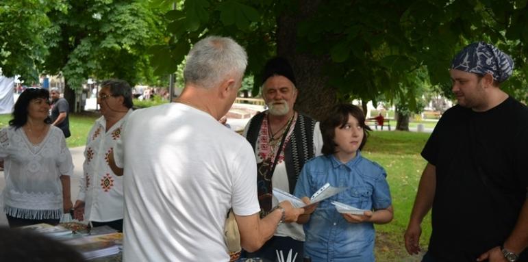 Петокласник прави черешовата торта на баба